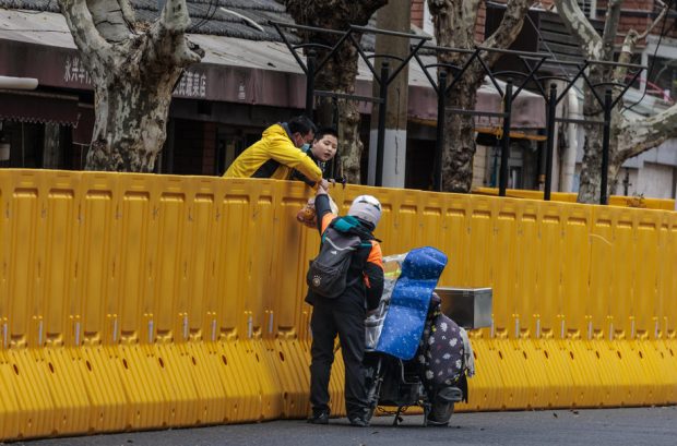 China acuză SUA că folosesc lockdown-ul extins din Shanghai „ca pe o armă”, după ce și-au retras personalul consular din orașul chinez