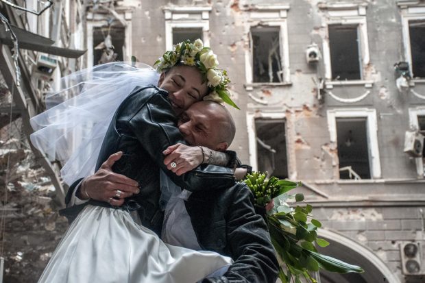 Nuntă printre ruine la Harkov. O asistentă și un medic s-au căsătorit într-un adăpost antiaerian