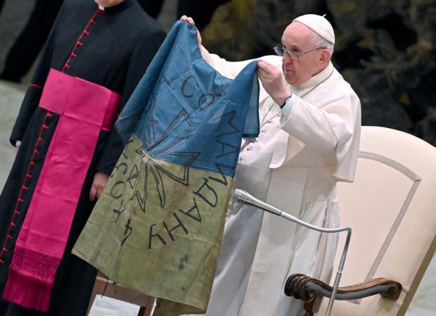 Papa Francisc, un nou apel la încetarea războiului, în timp ce ține în mâini un drapel ucrainean primit din Bucha: „Este din ce în ce mai îngrozitoare cruzimea”