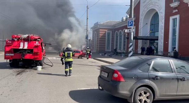 Mărturii ale supraviețuitorilor atacului cu rachete din gara Kramatorsk. „Am văzut cadavre peste tot”