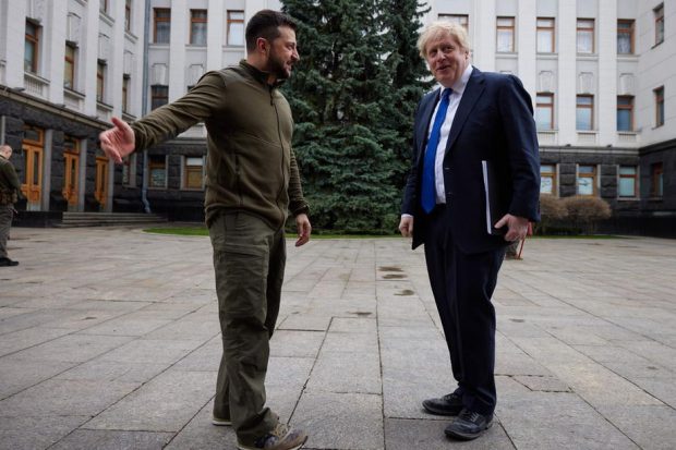 Boris Johnson a călătorit la Kiev cu mașina, elicopterul, avionul militar și apoi cu trenul. Cu ce l-a servit Zelenski la cină pe  premierul britanic