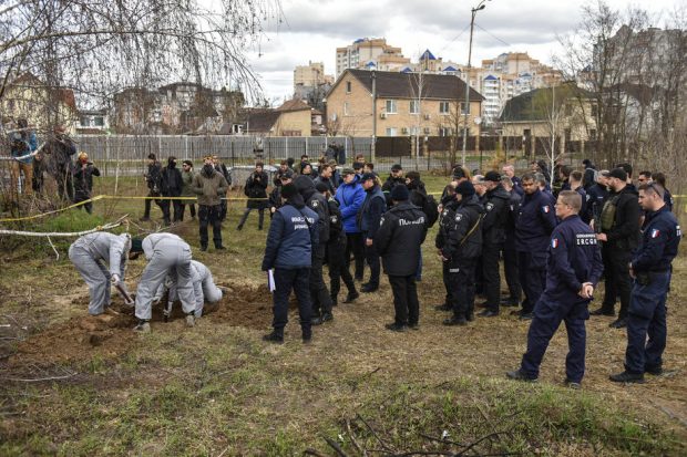 403 civili morți, găsiți în gropi comune, la Bucha. Bilanțul va tot crește, pe măsură ce săpăm, spune primarul