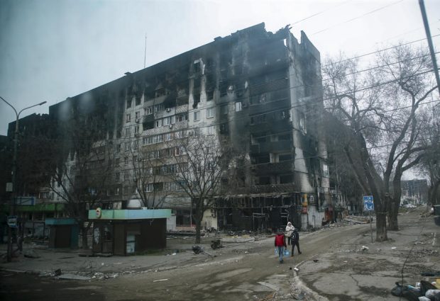 Soldații ruși angajează oameni pentru a curăța molozul de la Mariupol. Care este salariul oferit muncitorilor