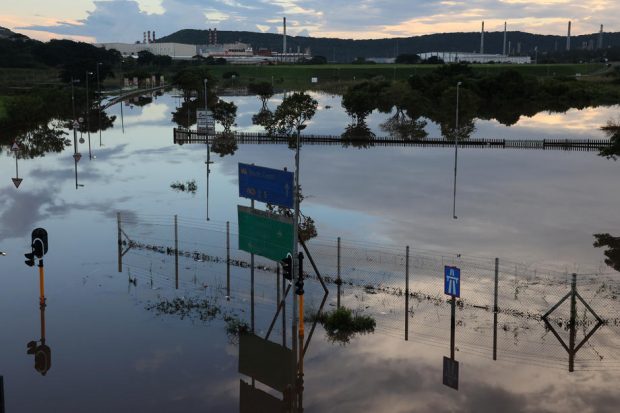 Locuitorii din estul Africii de Sud, fără apă și electricitate la o săptămână de la inundațiile devastatoare, soldate cu 443 de morți