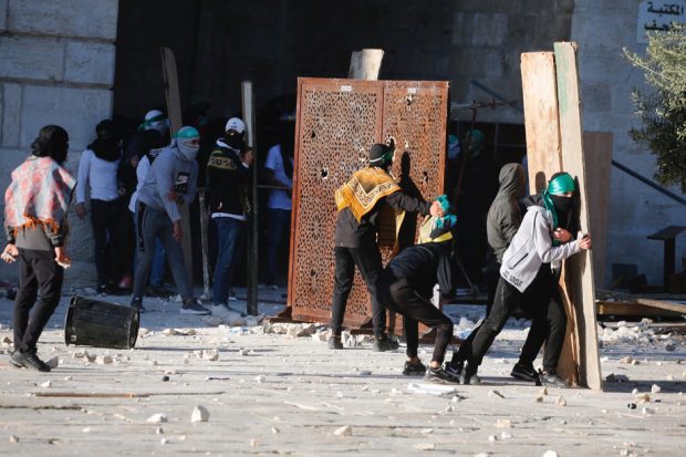 Cel puţin 152 de oameni au fost răniţi în ciocnirile dintre protestatarii palestinieni și poliția israeliană, la Esplanada Moscheilor, din Ierusalim