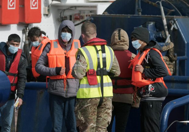 „Mai bine mor aici decât să mă întorc în Africa”. Cum trăiesc migranții cu teama că britanicii îi vor putea deporta în Rwanda
