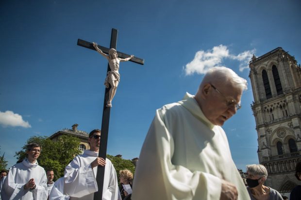 Francezii celebrează Vinerea Mare la Notre-Dame. Au venit în fața catedralei la 3 ani de la incendiul devastator