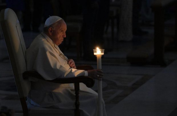 Papa Francisc a condamnat „întunericul și cruzimea războiului” în slujba de Paște, la care a participat și primarul ucrainean al Melitopolului