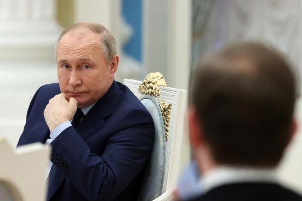 Bloomberg: Tot mai mulți oameni importanți de la Kremlin pun sub semnul întrebării decizia lui Putin de a intra în război