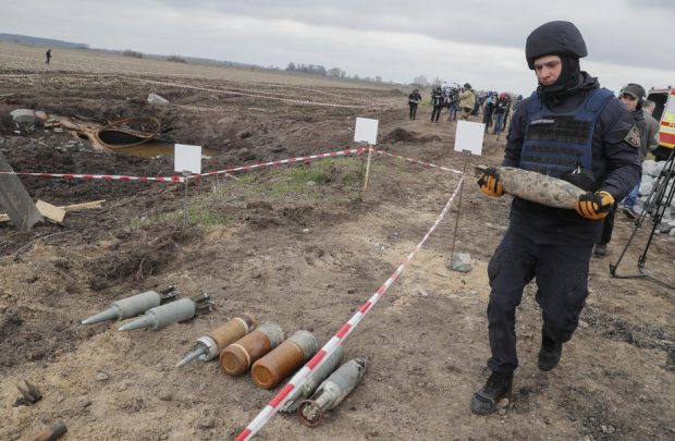 „Am deminat teritorii cât 20.000 de terenuri de fotbal!” Câte bombe și mine au găsit forțele ucrainene în zonele eliberate