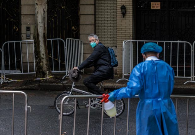 China încearcă să cenzureze imagini virale cu disperarea oamenilor din Shanghai, izolați cu forța. „Nu virusul ne va ucide, ci foamea”