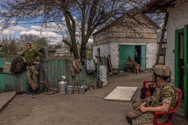 Cum evoluează situația pe frontul din Donbas. Forțele ruse „continuă să tragă în mod deliberat în civili și să distrugă infrastructura critică”