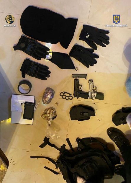 Percheziţii de amploare într-un dosar de trafic internaţional de arme, droguri şi valută falsă. Rețeaua, condusă de un bărbat din închisoare