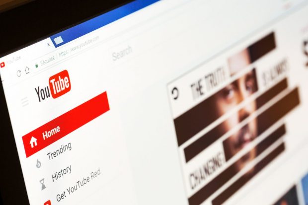 Youtube și Facebook, acuzate că au permis răspândirea dezinformării în preajma alegerilor