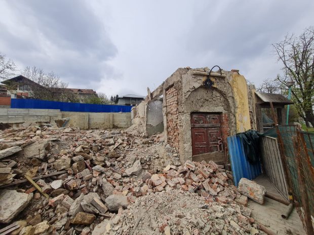 Trei Sarmale, hanul din Iași în care petreceau Creangă și Eminescu, a fost demolat ilegal. „Ți-a dat Dumnezeu șansa să îl ai în proprietate, dar l-ai făcut praf”