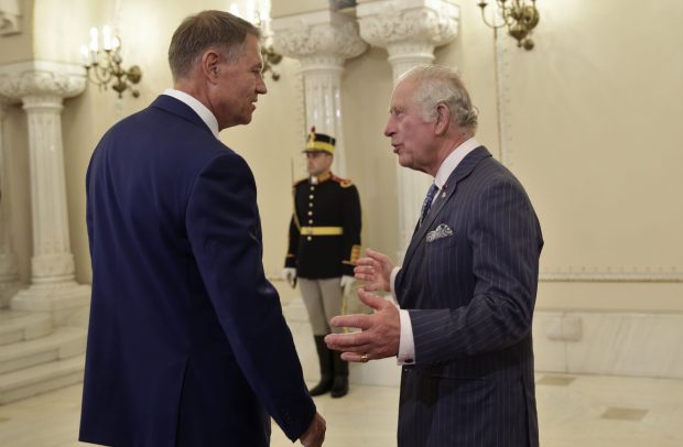Klaus Iohannis se întâlnește la Londra cu regele Charles al III-lea, înainte de înmormântarea reginei
