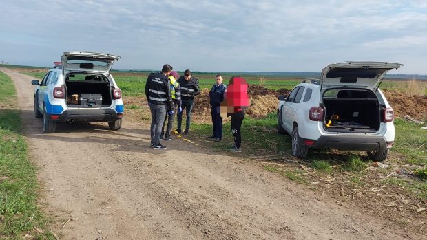 Percheziţii într-un dosar pentru nerespectarea regimului armelor şi muniţiilor în Botoșani. O armă, găsită de polițiști într-o zonă de depozitare a gunoiului