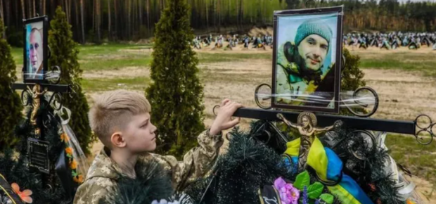 Un băiat de 10 ani vizitează constant mormântul tatălui său, care a murit în timp ce apăra orașul Irpin