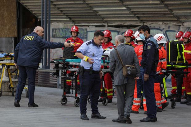 Incidentul de la metrou, două cauze diferite. ISU vorbeşte despre un incendiu, Metrorex – despre o degajare de fum „din cauza frânării”