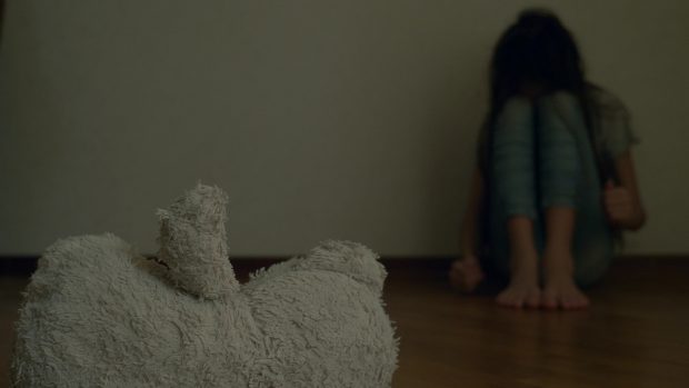Ce au pățit trei bărbați acuzați de pornografie infantilă asupra unei fetițe de 12 ani