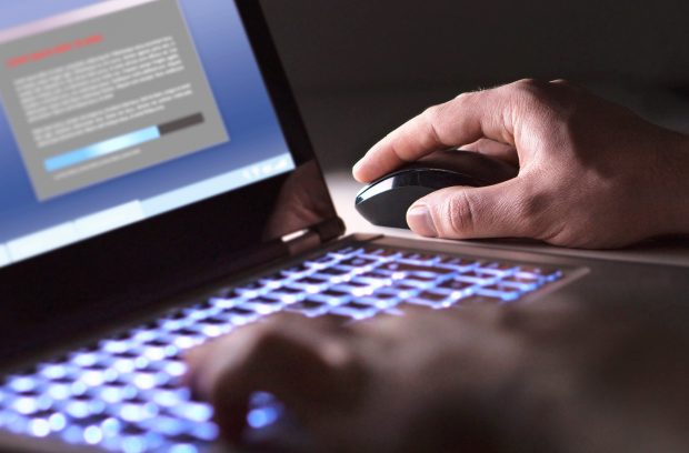 Un adolescent din Australia a creat un program de spionaj pe care l-a vândut prădătorilor sexuali din întreaga lume