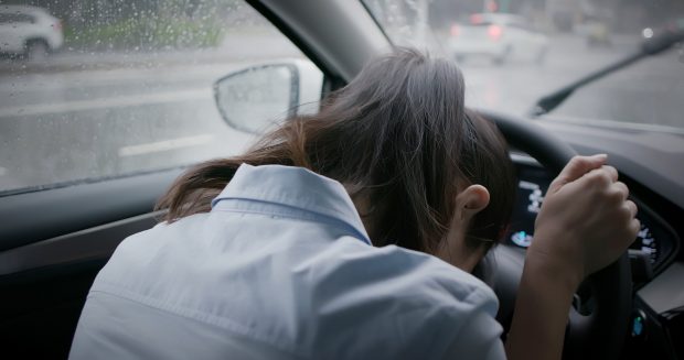 Calvarul îndurat de o judecătoare atacată în casă de fostul soț, care voia să o violeze. Refugiată în mașină, femeia a claxonat 20 de minute până să o ajute cineva