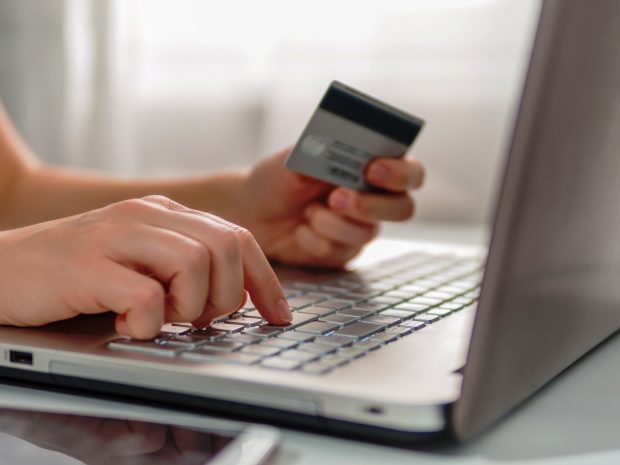 Cum poți să transferi online bani dintr-un cont în altul