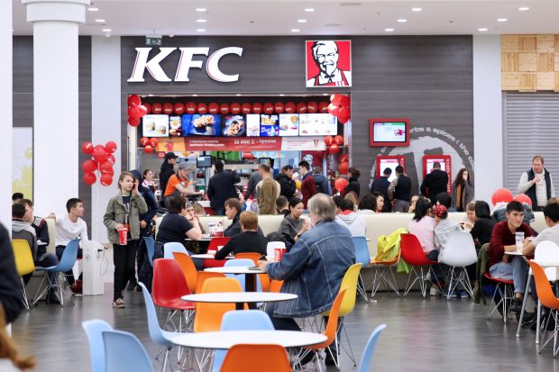 O femeie i-a strecurat un bilețel unui angajat de la KFC. Câteva ore mai târziu, iubitul femeii era arestat de polițiști