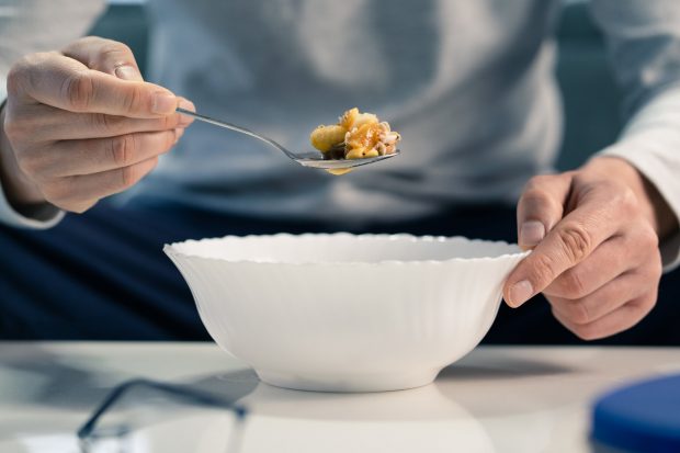 El este bărbatul care și-a perforat un plămân în timp ce mânca cereale. „Era ca și cum cineva m-ar fi înjunghiat din spate. Mă prăbușeam la fiecare câțiva metri”