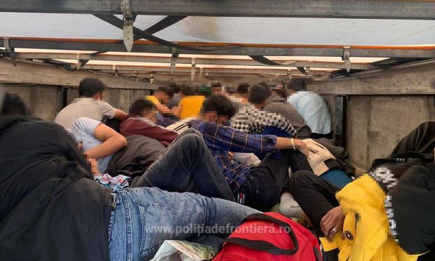 104 de migranți au fost depistați de poliția de frontieră în timp ce încercau să treacă ilegal granița în Ungaria. Oamenii erau înghesuiți în trei autovehicule