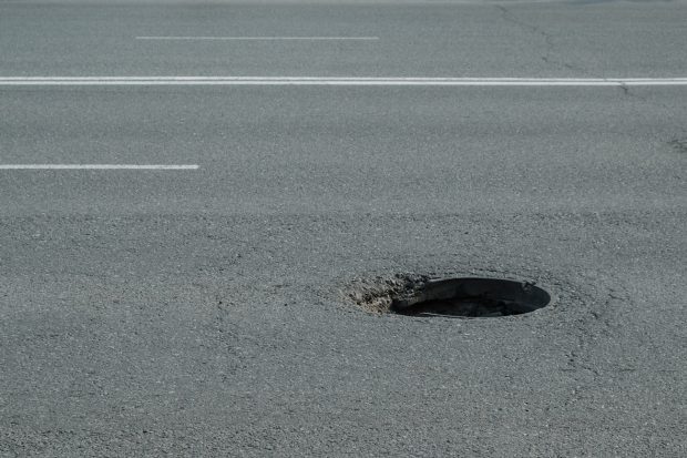 O fetiță de 4 ani a căzut într-o canalizare din Centrul Brăilei. Șef al Companiei de Utilități Publice: “Ce mă zăpăciți la cap? Se mai fură capacele…”