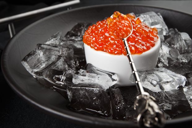 Rușii se înghesuie să cumpere caviar. Vânzările au crescut de 11 ori în ultimele zile