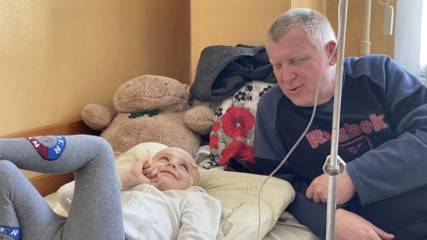 Un bunic ucrainean are grijă de nepoțelul de cinci ani, în spital: „Rușii mi-au ucis fiul, fiica și soția. Mi-a mai rămas Mișa”