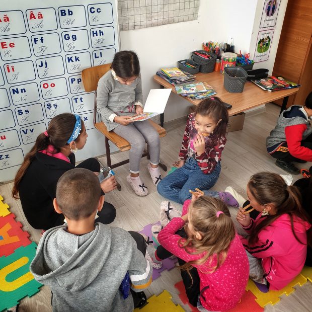 O învățătoare dintr-un sat din Iași i-a făcut pe elevii care lipseau cel mai mult să fie printre cei mai silitori. Ce metode a folosit