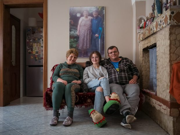 Suferințele unei familii plecate la muncă în Italia ca să-și poată opera copilul. „Dormeam în cameră cu ăi bătrâni și mâncam resturile. Într-o lună slăbisem 26 de kilograme. Eram piele și os”