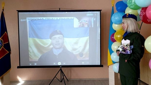 Doi militari ai Gărzii Naționale din Ucraina s-au căsătorit online: „Distanța nu contează, dragostea învinge”