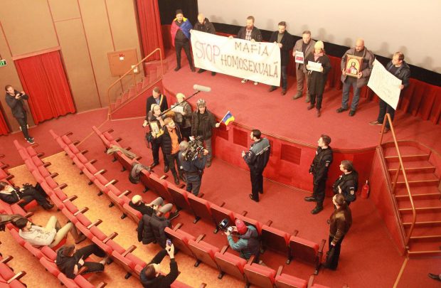„Aș vrea ca părinții mei să vadă filmul și să am un dialog cu ei”. Un actor vorbește despre pelicula inspirată de protestele anti-gay de la Muzeul Țăranului nominalizată la Gopo 2022