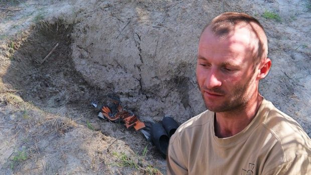 Torturat și împușcat, un ucrainean a reușit să se salveze din groapa comună în care a fost aruncat alături de frații săi. „Viața mi-a bătut moartea!”