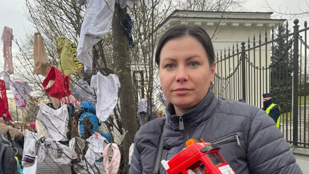 Activista care l-a atacat cu vopsea pe ambasadorul rus, nevoită să plece din Varșovia din cauza amenințărilor cu moartea