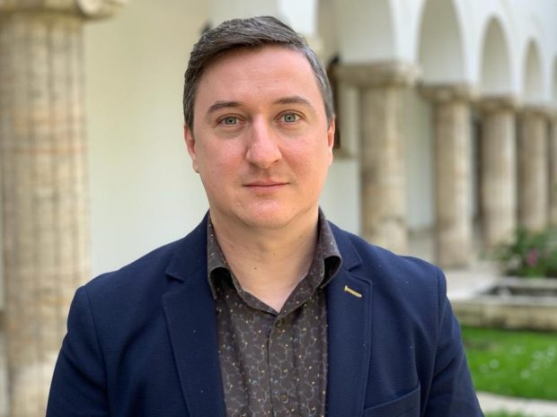 Cristian Andrei, jurnalistul de la Europa Liberă care a dezvăluit modul în care cheltuie partidele banii publici în presă, este câștigătorul Premiului Ion Rațiu 2022