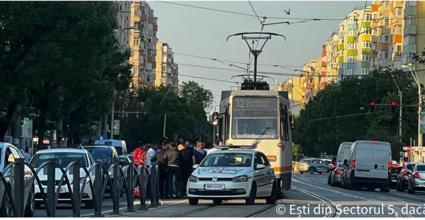 Femeie târâtă câțiva metri de un tramvai în București, după ce a încercat să urce cu un cărucior în care era un bebeluş