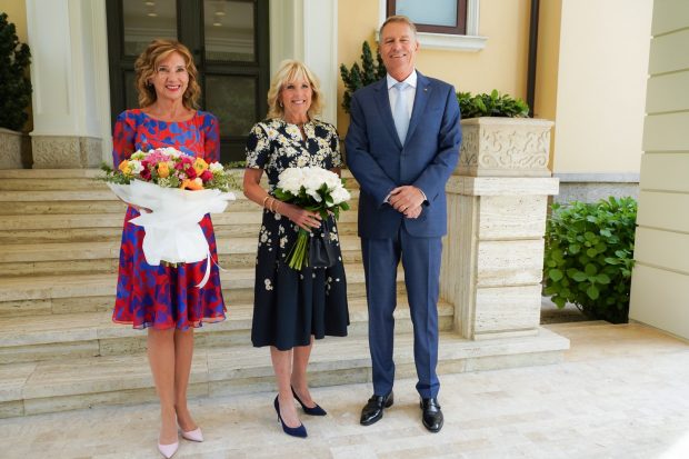 Jill Biden, întâmpinată de președinte la Cotroceni. Prima Doamnă a SUA vizitează, alături de Carmen Iohannis, o şcoală care găzduiește elevi ucraineni refugiați