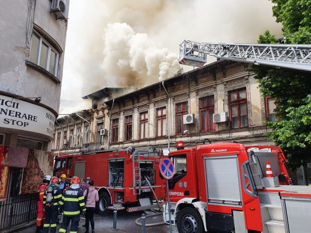 Incendiu puternic în centrul Capitalei, la o clădire de două etaje. Există pericolul ca focul să se extindă