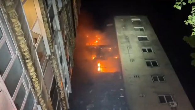Incendiu puternic în București. A luat foc un bloc cu 10 etaje din cartierul Ferentari