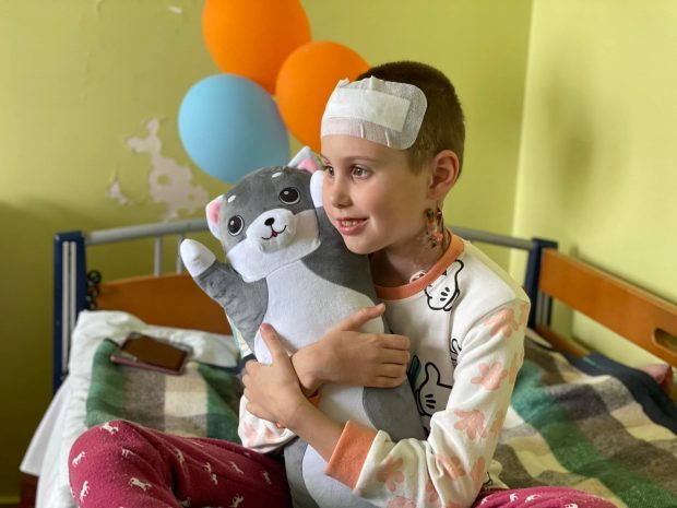 „Am plâns când am auzit din nou «Mami»”. O fetiță de 9 ani a suferit o intervenție pe creier, după ce a fost lovită de schijele unei bombe rusești