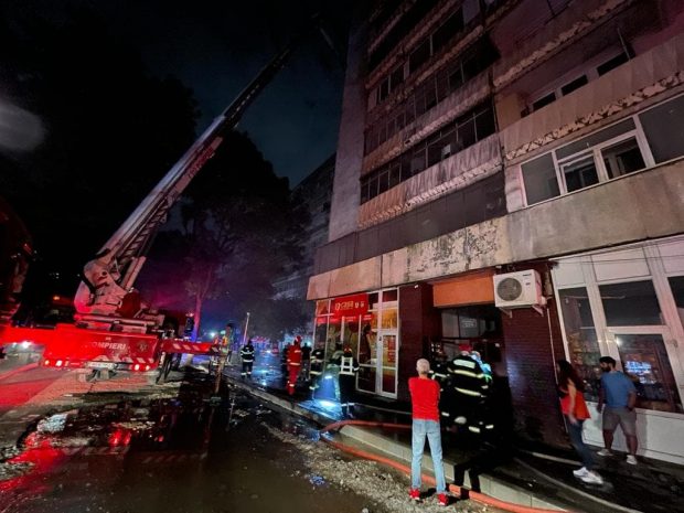 Incendiu în București, la un bloc cu 10 etaje din cartierul Ferentari. Două persoane au ajuns la spital