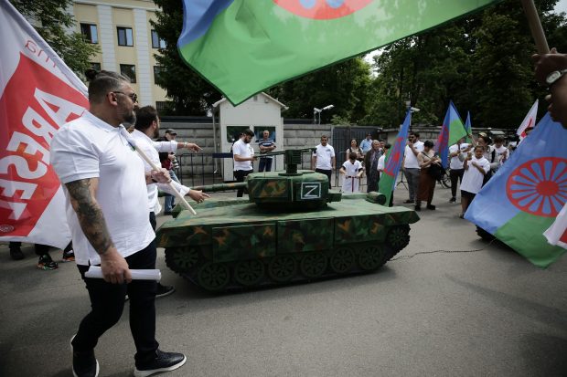 „Tancul” capturat de romii ucraineni, adus în faţa Ambasadei Rusiei de Ziua Rezistenţei romilor