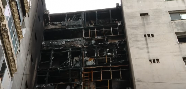 Anchetă după incendiul la blocul din București. Focul a izbucnit la etajul 2 și s-a extins până la etajul 10