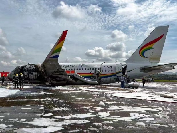 VIDEO | Momentul în care un avion din China ia foc, după ce a ieșit de pe pistă