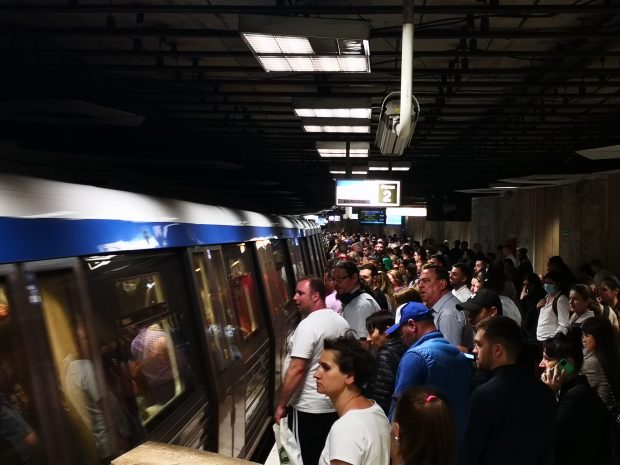 Aglomerație la metrou. Circulația se face pe un singur fir între stațiile Piața Romană și Unirii, după incidentul de dimineață. Anunțul Metrorex